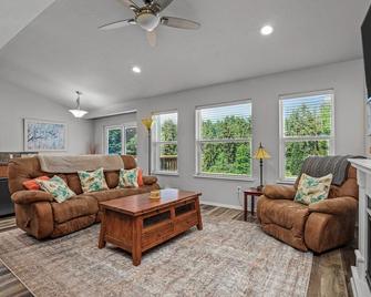 Comforting, Quiet, Solar Pwr Home in Keizer Exurbs - Keizer - Living room