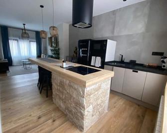 Cornelia Suites 01 - Santander - Kitchen
