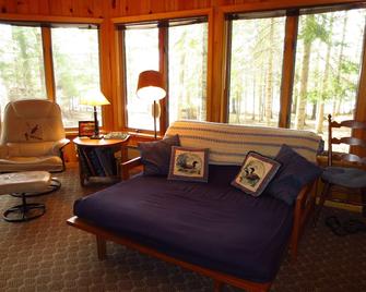 Our cozy lakeside cabin offers you the simple pleasures of an up north getaway. - Deer River - Living room