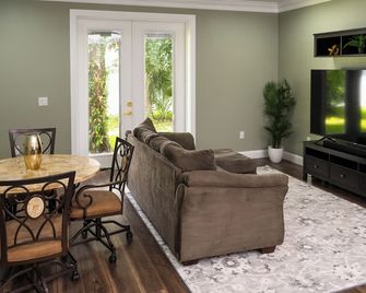 Modern 3-Bedroom Home Across from Bartow Golf Course - Bartow - Soggiorno