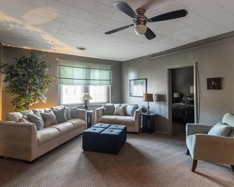 The Townsend 2 Br Apartment Located On The Bricks - Fairbury - Sala de estar