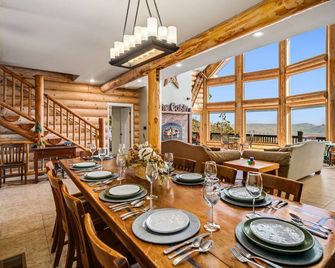 Spectacular West Coast Cabin: Bike, Hike & Ski - Wofford Heights - Eetruimte