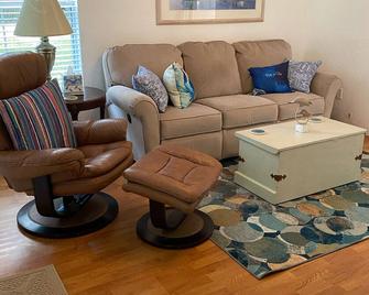 Private Cottage w/ Washer/Dryer Close to Many Area Attractions - Orange City - Living room