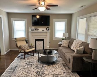 Charming 2 bed home - Close to Downtown Concord - Concord - Pokój dzienny