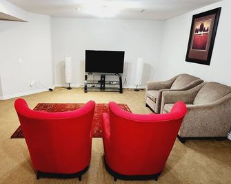 Unique full basement suite with spacious living room. - Airdrie - Σαλόνι