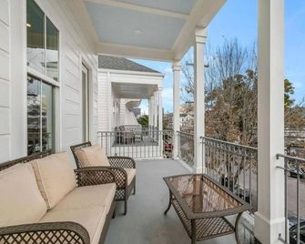 Private 3BR on Carondelet by Hosteeva - Nueva Orleans - Balcón
