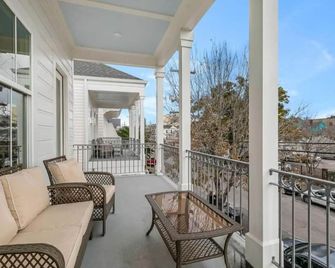 Private 3BR on Carondelet by Hosteeva - New Orleans - Balcony