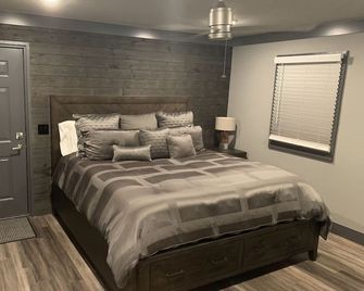 Beautiful 3 Bed , 3 Bath with Great Location! Renovated in 2025! - Boyne Falls - Bedroom