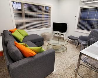 Wilton Manors North Cottage-A Block from Wilton Drive - Wilton Manors - Sala de estar
