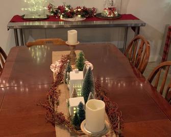 Rustic Lodge with private cabins / 6 person hot tub and camp fire - Hillsboro - Comedor