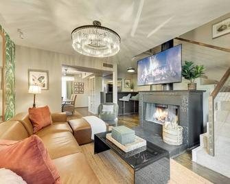 Executive King Bed Loft with Resort Amenities - Dallas - Living room