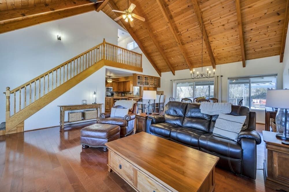 Gorgeous lakefront home with private dock! - Lakeport - Huiskamer