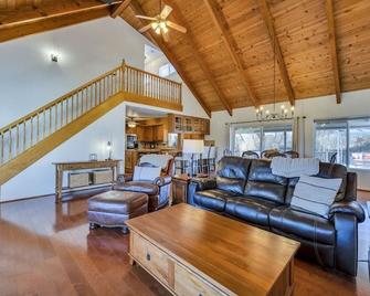 Gorgeous lakefront home with private dock! - Lakeport - Sala de estar