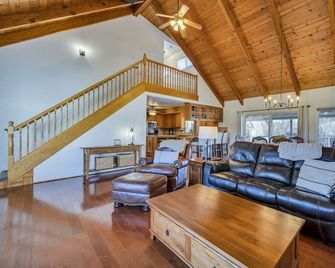 Gorgeous lakefront home with private dock! - Lakeport - Huiskamer