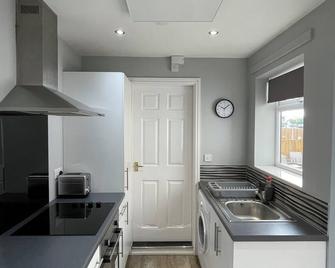 Cosy & Comfortable Apartment w/Parking - Worksop - Kitchen
