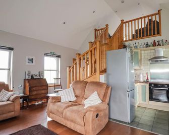 Ridge End Cottage - Flodigarry - Living room