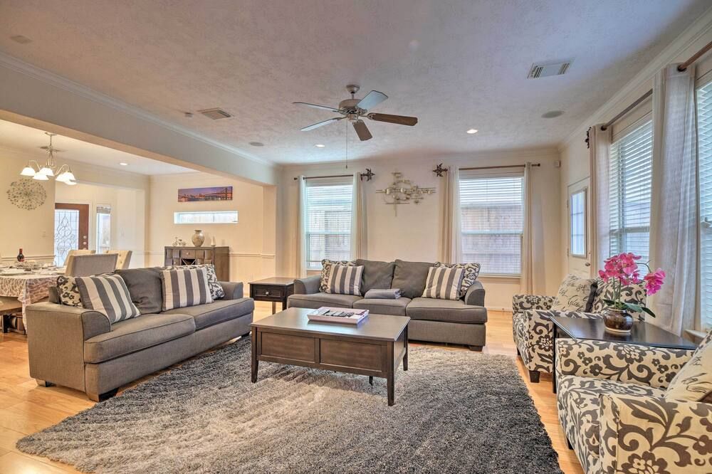 2,500 Sq Ft Townhome - Walk to Central River Oaks! - יוסטון - סלון