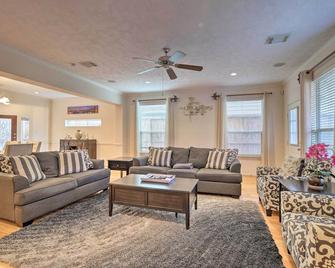 2,500 Sq Ft Townhome - Walk to Central River Oaks! - Houston - Sala de estar