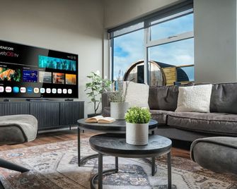 Cozy Cabin with Hot Tub & Sauna - Ultimate Retreat - Haukadalur