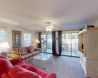 Cozy One Bed Suite at Pawleys Plantation - Pawleys Island - Living room