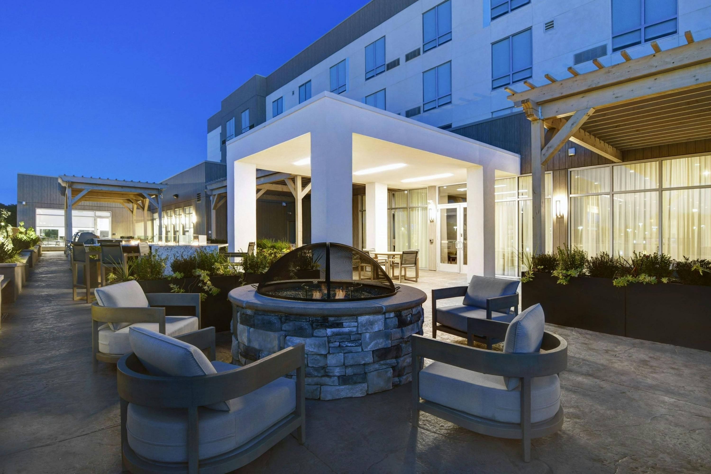 Courtyard by Marriott Hamilton - Hamilton - Binnenhof