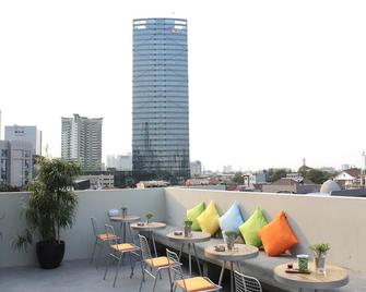 Casa Living Senayan - Yakarta - Balcón