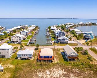 Breezy Dauphin Island Vacation Rental with Deck! - Dauphin Island - Edificio