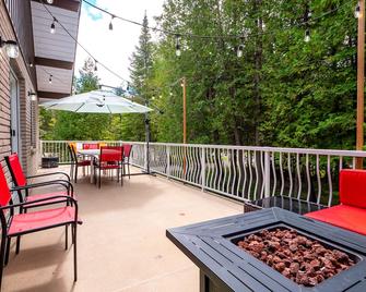 Wind Swept Pines\nNewly renovated, close to water 3 bedroom cottage - Wiarton - Balcony