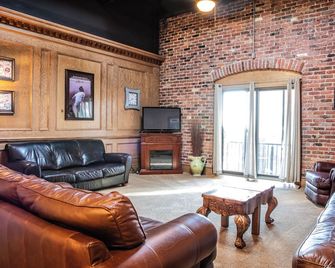 Spacious 2,200 sq/ft Suite in Center of Lexington! Lake View, Balconies & More! - Lexington - Sala de estar