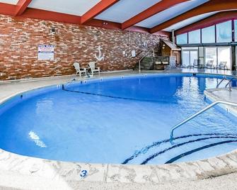 Courtyard by EVRentals - Hyannis - Pool