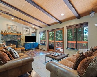 Zephyr Cove Home In The Hills, Lake Views, Yard, Hot Tub, Great for Pets! - Zephyr Cove - Sala de estar