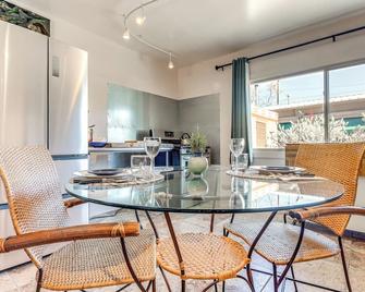Artsy Studio w/ Patio: 25 Mi to Santa Fe - Española - Comedor