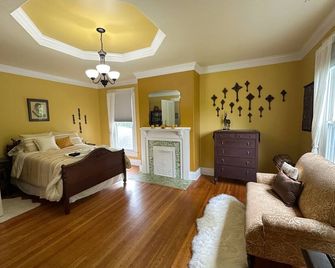 Enjoy the comfort, character, charm, and location of our lovely Victorian home! - Louisville - Habitación