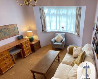 Beautiful Self-contained Cottage - Hillingdon - Living room