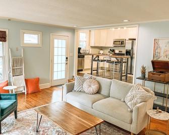 The Callaway Cottage- Home Away From Home! - Tupelo - Living room