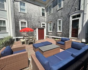 Charming Victorian Home Downtown Newport - Newport - Patio