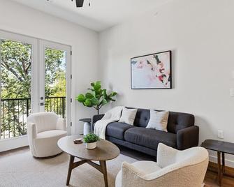 The Corbin 1302 - The Yale - Fort Worth - Living room