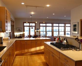 New Well Built Elegant Home on the Water 2 miles to Freeport, 9 to Portland! - Freeport - Kuchyň