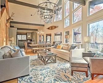 Rustic-Chic Sapphire Home with Wraparound Decks - Sapphire - Sala de estar