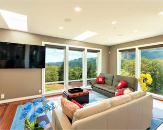 New Listing - Breathtaking vacation/work remotely in wine country! - Forest Grove - Вітальня