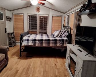 Riverfront Romantic Getaway - Andrews - Habitación