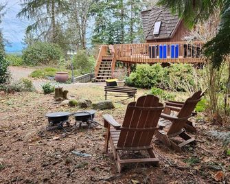 Prism Yurt | Cedar Hot Tub | 1 hr Mt Rainier - Buckley - Patio