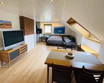 Beautiful top floor apartment with loft character - Königsbrunn - Restaurant