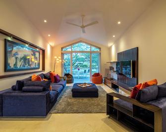 ama Stays & Trails Helen's Garden , Bhopal - Bhopal - Living room