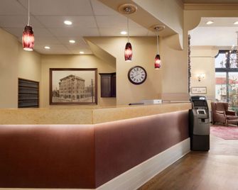 The Plaza Hotel - קאמלופס - דלפק קבלה