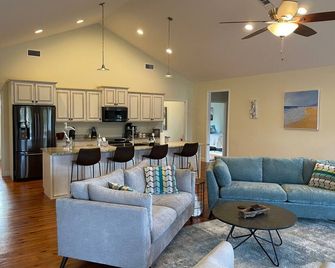 Lolli & Pops Beach House! 3min walk to the longest man-made Beach in the world! - Pass Christian - Salon