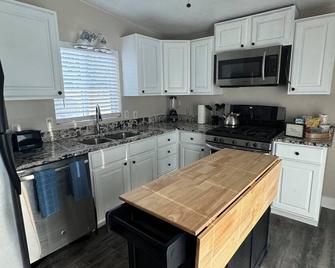 Serene 2-bedroom house with WiFi in Commerce City - Commerce City - Cocina