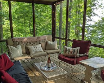 Lakeside Log Cabin with cozy stone fireplace - Penn Yan - Living room