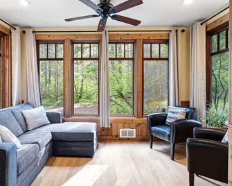 Hidden Haven Cabin at Mt. Rainier - Ashford - Huiskamer