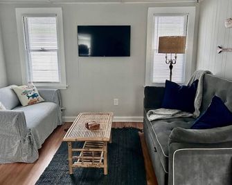 Drop Anchor Cottages and Lake House - 제네바 온더 레이크 - 거실